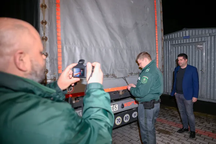 A Nemzeti Adó- és Vámhivatal szakemberei plombát raknak egy Ukrajna felől érkezett tranzitkamionra, miután mintát vettek a Nemzeti Élelmiszerlánc-biztonsági Hivatal szakemberei a jármű kukoricaszállítmányából a záhonyi közúti határátkelőhelyen 2023. április 17-én késő este – Fotó: Czeglédi Zsolt / MTI