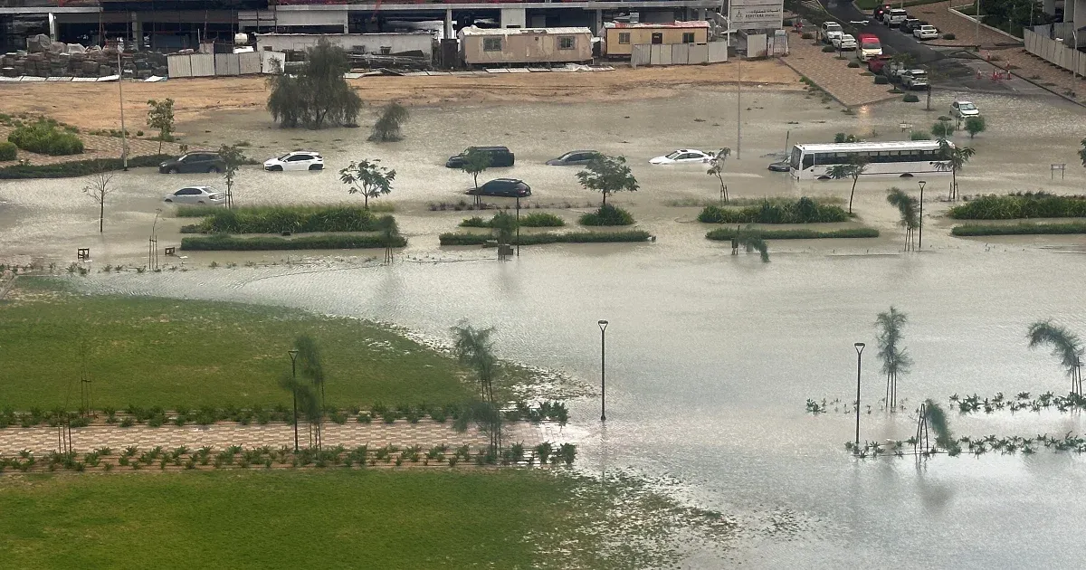 A reptérből tengerpart, az utakból folyó lett – hatalmas eső zúdult Dubajra