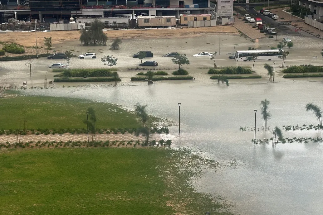 A reptérből tengerpart, az utakból folyó lett – hatalmas eső zúdult Dubajra