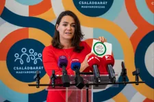 A magyar népesség fogy, közben Balásy Gyula cégei milliárdokért hirdetik a családbarátságot