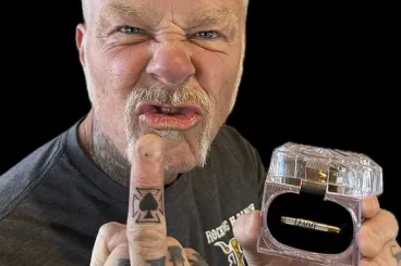 A Metallica frontembere beletetováltatta a középső ujjába a Motörhead Lemmyjének hamvait