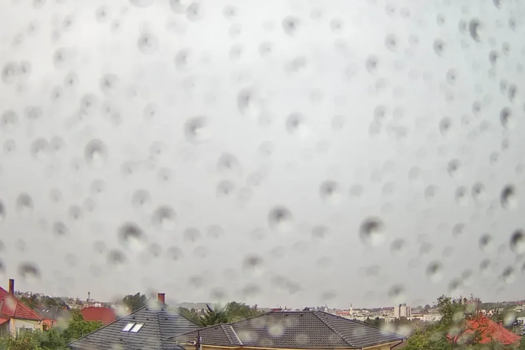 Záporral, zivatarral, mennydörgéssel folytatódik a tavasz