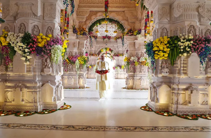 Narendra Modi indiai miniszterelnök az ajodhjai Ram Janmabhoomi Mandir nevű templom megnyitóján, 2024. január 22-én – Fotó: PIB / AFP