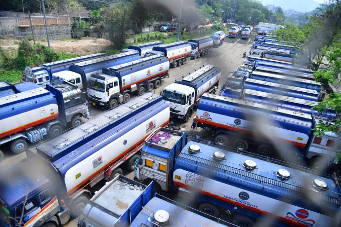 Üzemenyag-szállító teherautók állnak az indiai Gauhátiban, miután a Rosznyeft orosz olajvállalat bejelentette, hogy hosszú távú szerződést kötött az Indian Oil nevű olajcéggel – Fotó: Biju Boro / AFP