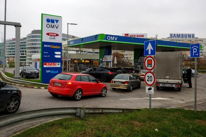 Autók várakoznak egy budapesti benzinkúton az üzemanyagárstop vége előtti napon – Fotó: Zách Dániel / Telex