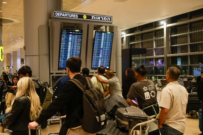 Utasok várakoznak a tel-avivi reptéren az április 14-i légtérzár miatt – Fotó: Nir Keidar / Anadolu / AFP