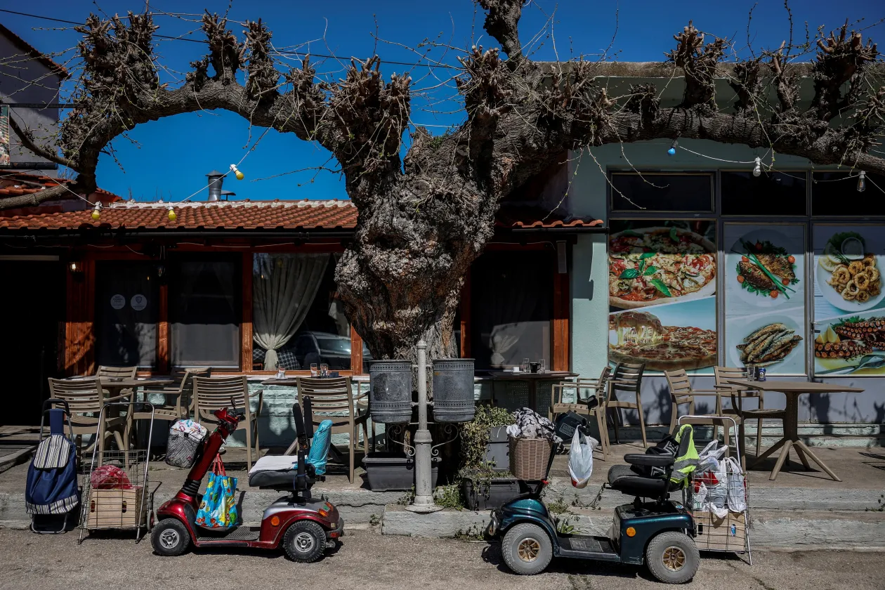 Balra: Mozgássérült robogók parkolnak egy kávézó előtt. Jobbra: Megemlékezés és vasárnapi istentisztelet zajlik Orménio falu templomában – Fotó: Louisa Gouliamaki / Reuters