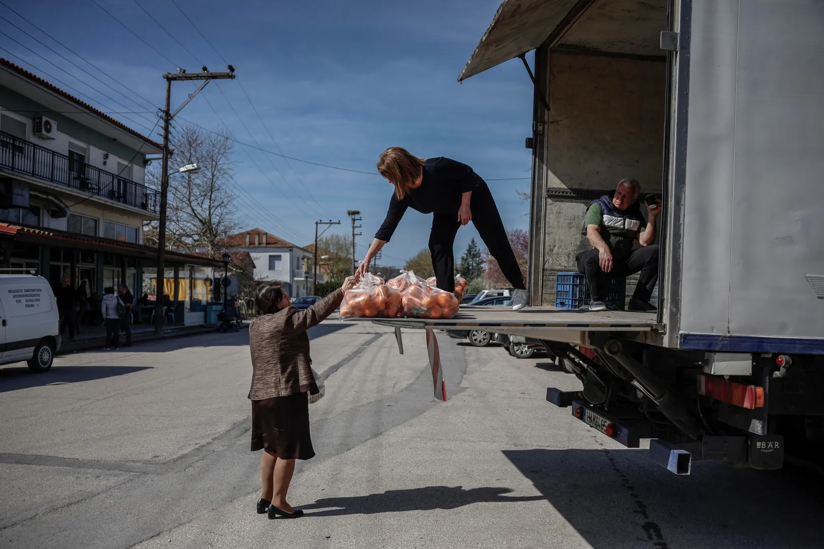 Peloponnészoszi kereskedők narancsot és citromot árulnak Orménio faluban – Fotó: F: Louisa Gouliamaki / Reuters