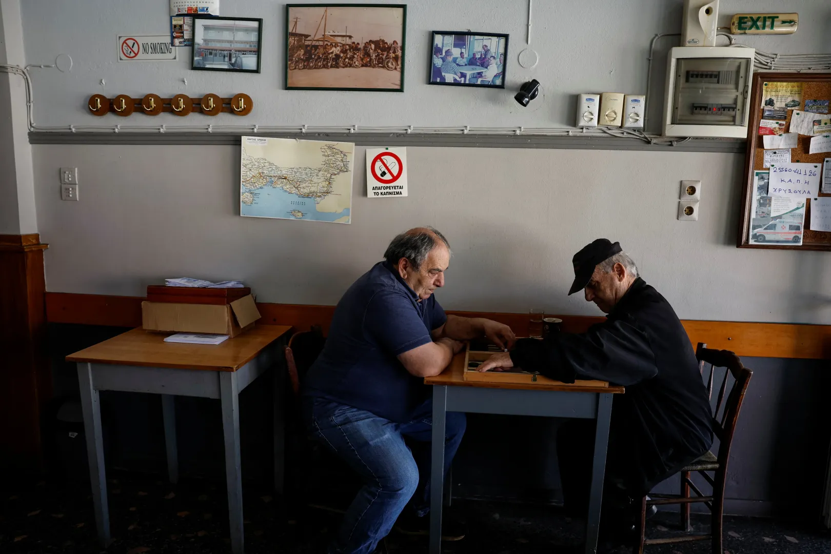 A 83 éves Konsztandínosz Durberídisz ostáblával játszik egy kávézóban – Fotó: Louisa Gouliamaki / Reuters