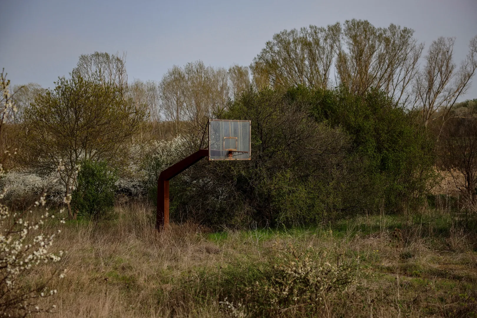 Elhagyatott kosárlabdapálya Marászia faluban, a görög–török határ görög oldalán – Fotó: Louisa Gouliamaki / Reuters