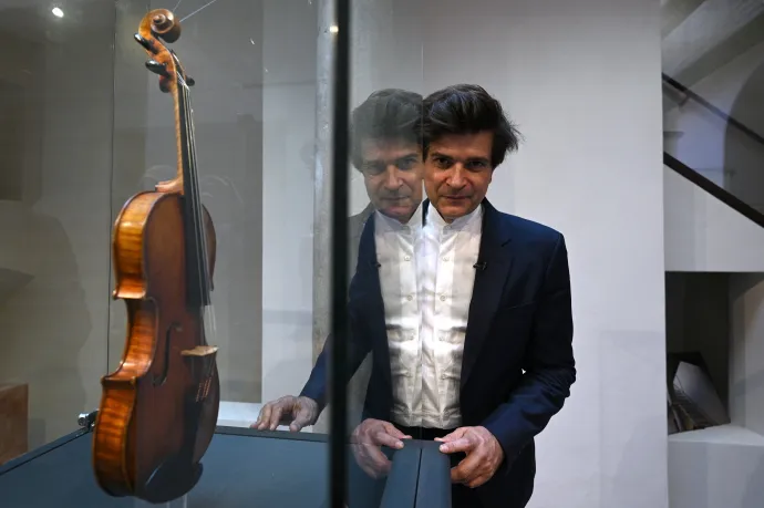 Fabrizio von Arx olasz hegedűművész, a Casa Stradivari művészeti igazgatója és 1720-as Stradivari hegedűje Cremonában, 2023. július 4-én – Fotó: Gabriel Bouys / AFP