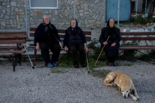 „Manapság csak temetéseken gyűlünk össze, ritka a keresztelő” – végérvényes elnéptelenedéshez közelítenek a görög falvak
