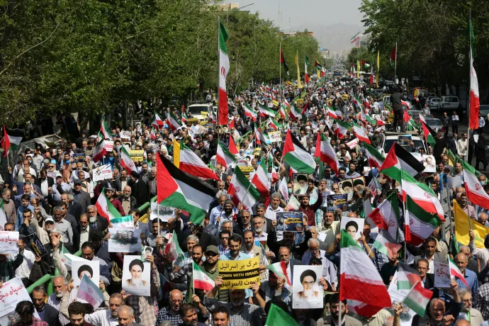 Tüntető tömeg Teheránban, 2024. április 19-én – Fotó: Fatemeh Bahrami / AFP / Anadolu