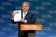 Orbán felmutatta a Választási Manifesztumot, amit aztán körbeosztogattak