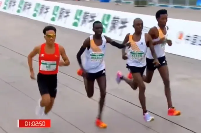 A győzelembe tessékeltek egy kínai futót a pekingi félmaratonon, most ő és segédei is pórul jártak
