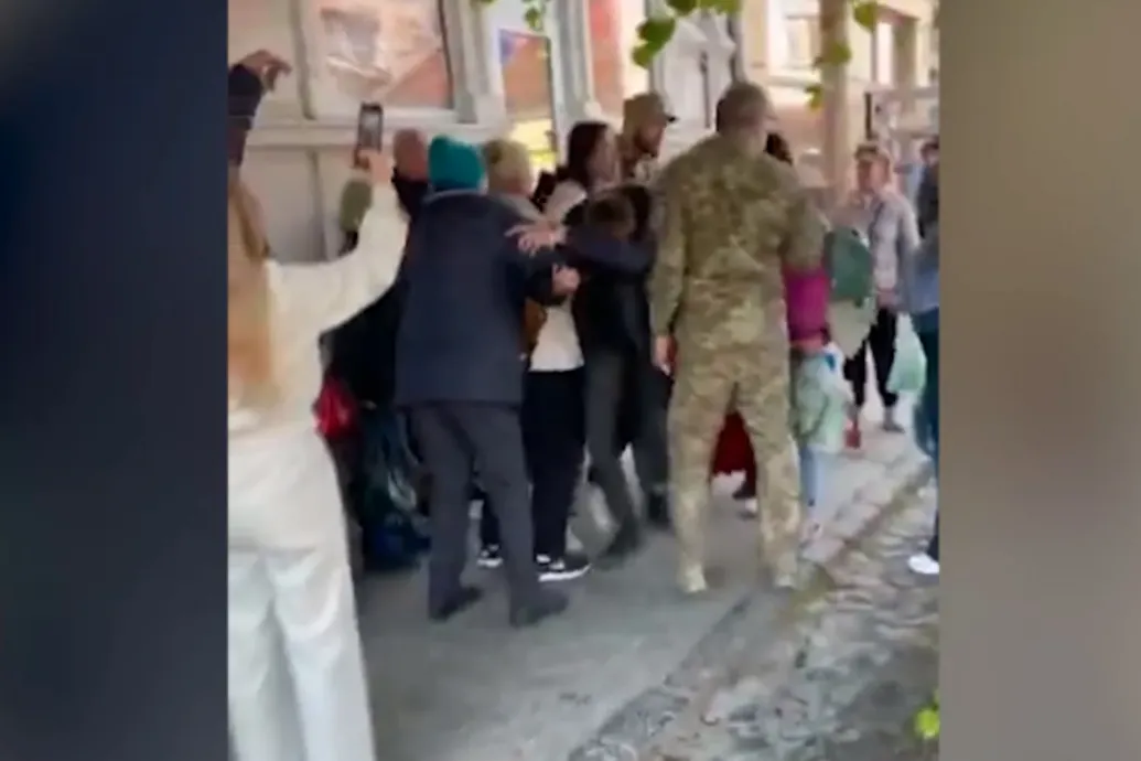 Ungvár asszonyok mentek neki a hadkiegészítés embereinek, nehogy mozgósítsanak egy helyi férfit