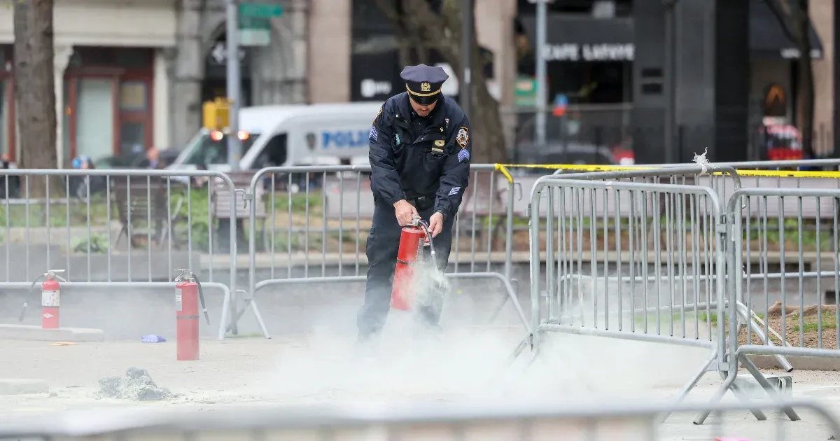 Meghalt az a férfi, aki felgyújtotta magát Donald Trump tárgyalása közben a bíróság előtti parkban