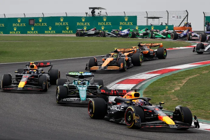 A McLaren sztárja akadályozta meg a Red Bull sima kettős győzelmét Kínában