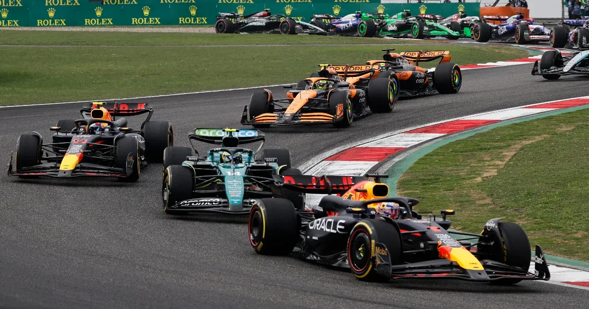 A McLaren sztárja akadályozta meg a Red Bull sima kettős győzelmét Kínában