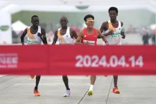 A kínai futó szponzora hívta meg a versenyre a három afrikai futót, akik aztán hagyták nyerni őt