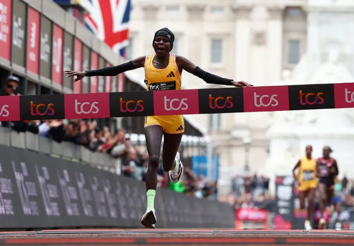 Peres Jepchirchir megdöntötte a tisztán női maraton világrekordját a londoni versenyen – Fotó: Matthew Childs / Reuters