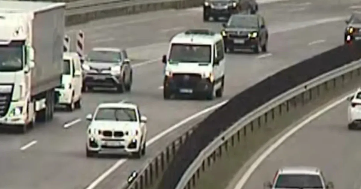 Jaj, elnéztem a lehajtót, akkor én most itt visszatolatok – gondolta a sofőr az M0-s belső sávjában