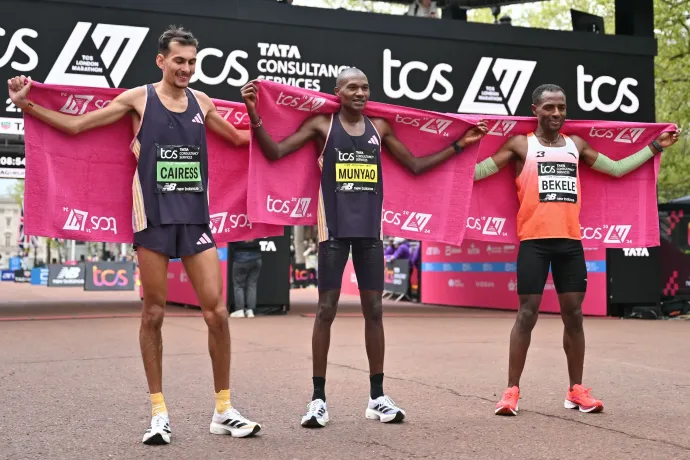 A London Maraton férfi dobogósai, Emile Cairesse, Alexander Mutiso és Kenenisa Bekele – Fotó: Justin Tallis / AFP 