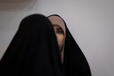 Hiába a tiltakozások, vallási, politikai és törvényi kötelezettség a nőknek a fejkendőviselés az iráni elnök szerint
