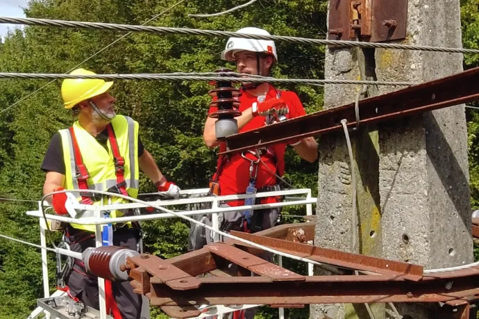 Pimasz úr mocsárjáróra pattanva nyomozta ki, miért nincs áram