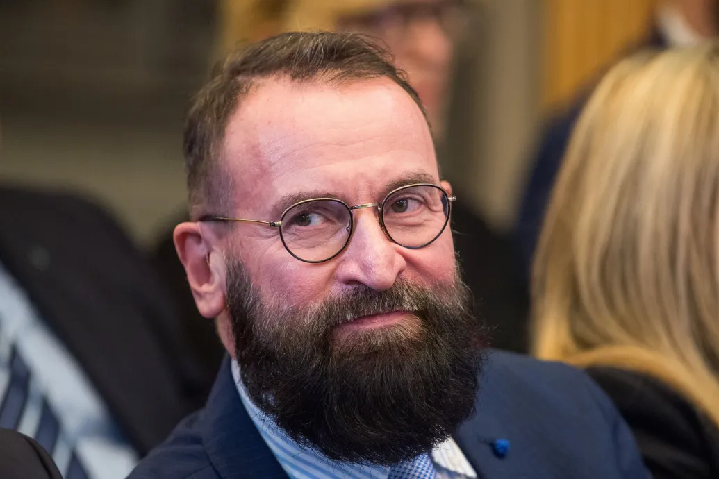 Korrupt, zaklató, börtönben ülő politikusok és az ereszen ereszkedő Szájer József is felfért a Politico EP-képviselős anti-toplistájára