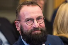 Korrupt, zaklató, börtönben ülő politikusok és az ereszen ereszkedő Szájer József is felfért a Politico EP-képviselős antitoplistájára