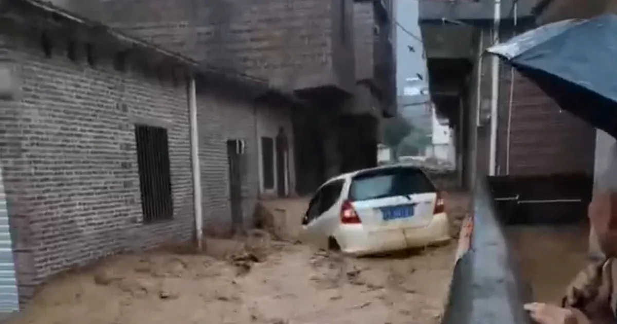 Özönvízszerű esőzések sújtják Kína déli részét