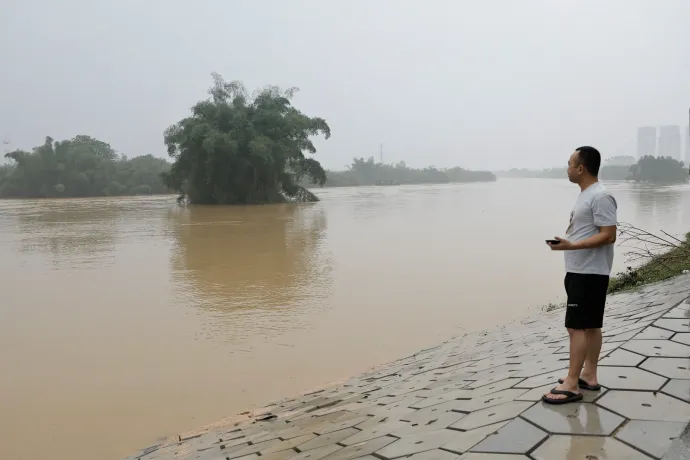 Özönvízszerű esőzések sújtják Kína déli részét