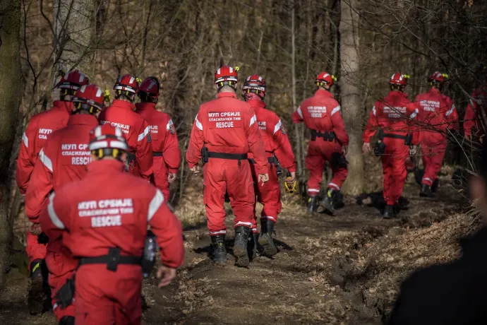 A szerb rendőrség mentőcsapata egy Bor melletti erdő átkutatására indul – Fotó: Serbian Ministry of Interior