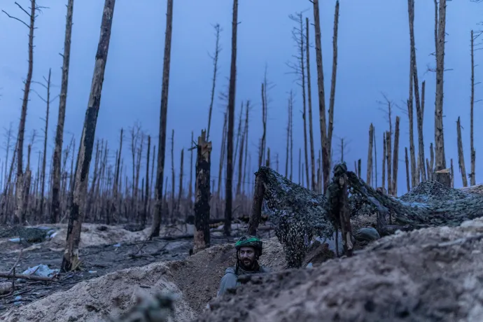 Ukrán katona egy lövészárokban a Donyecki területen található Kreminna közelében 2024. március 3-án – Fotó: Diego Herrera Carcedo / Anadolu / AFP