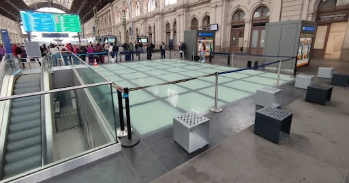 Repedések miatt kellett körbekeríteni az üvegfödémet a Keleti pályaudvaron