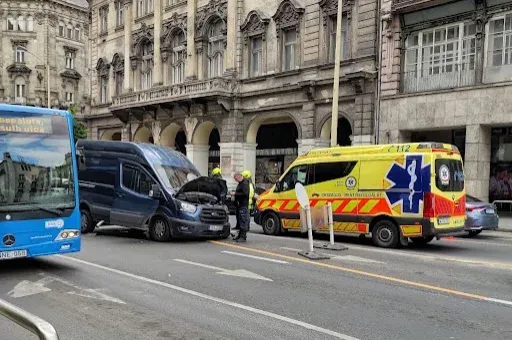 Több baleset miatt lassú a forgalom az Erzsébet híd közelében, az Astoriánál egy kocsi és egy teherautó ütközött össze