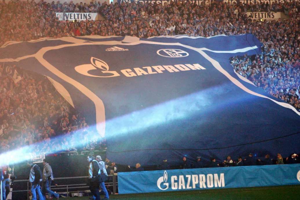 Az UEFA-hoz fordul a Momentum, hogy megakadályozzák a Gazprom-Fradi szponzorációt