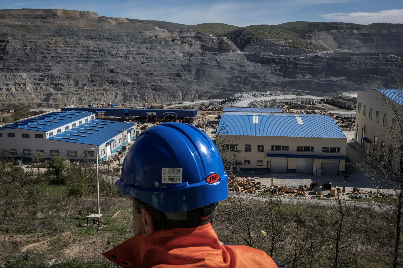 A kínai Zijin Mining leányvállalata által üzemeltetett rézbánya diszpécserközpont teraszáról – Fotó: Marko Djurica / Reuters
