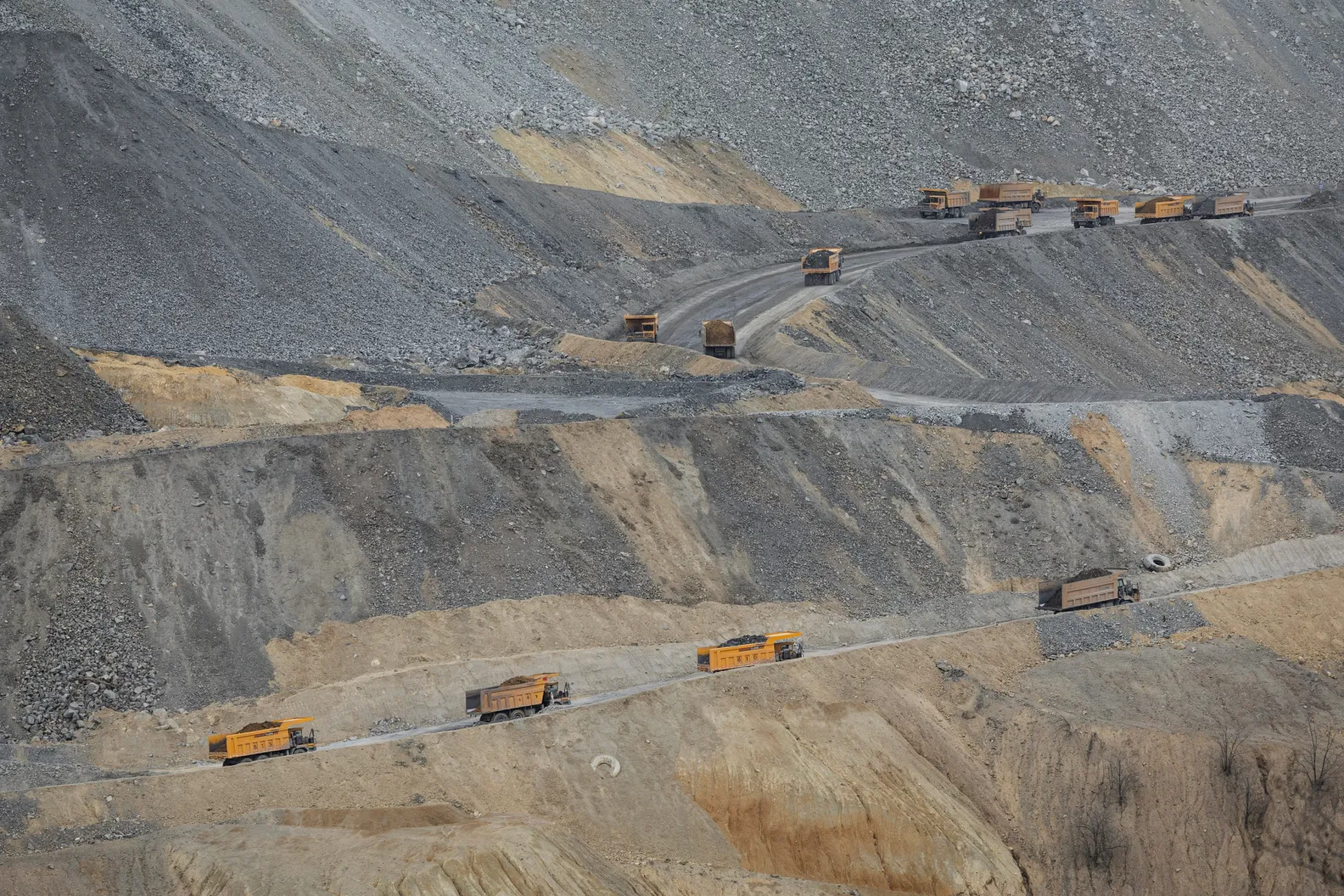 Teherautók bányában, Krivelj falu közelében – Fotó: Marko Djurica / Reuters