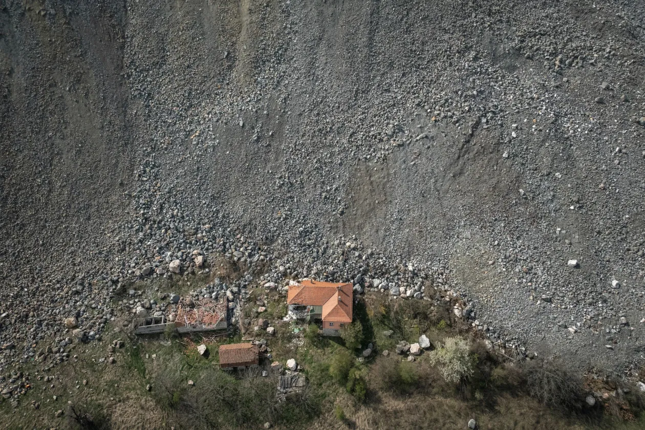 A rézbánya meddőhányója és egy elhagyott lakóház – Fotó: Marko Djurica / Reuters
