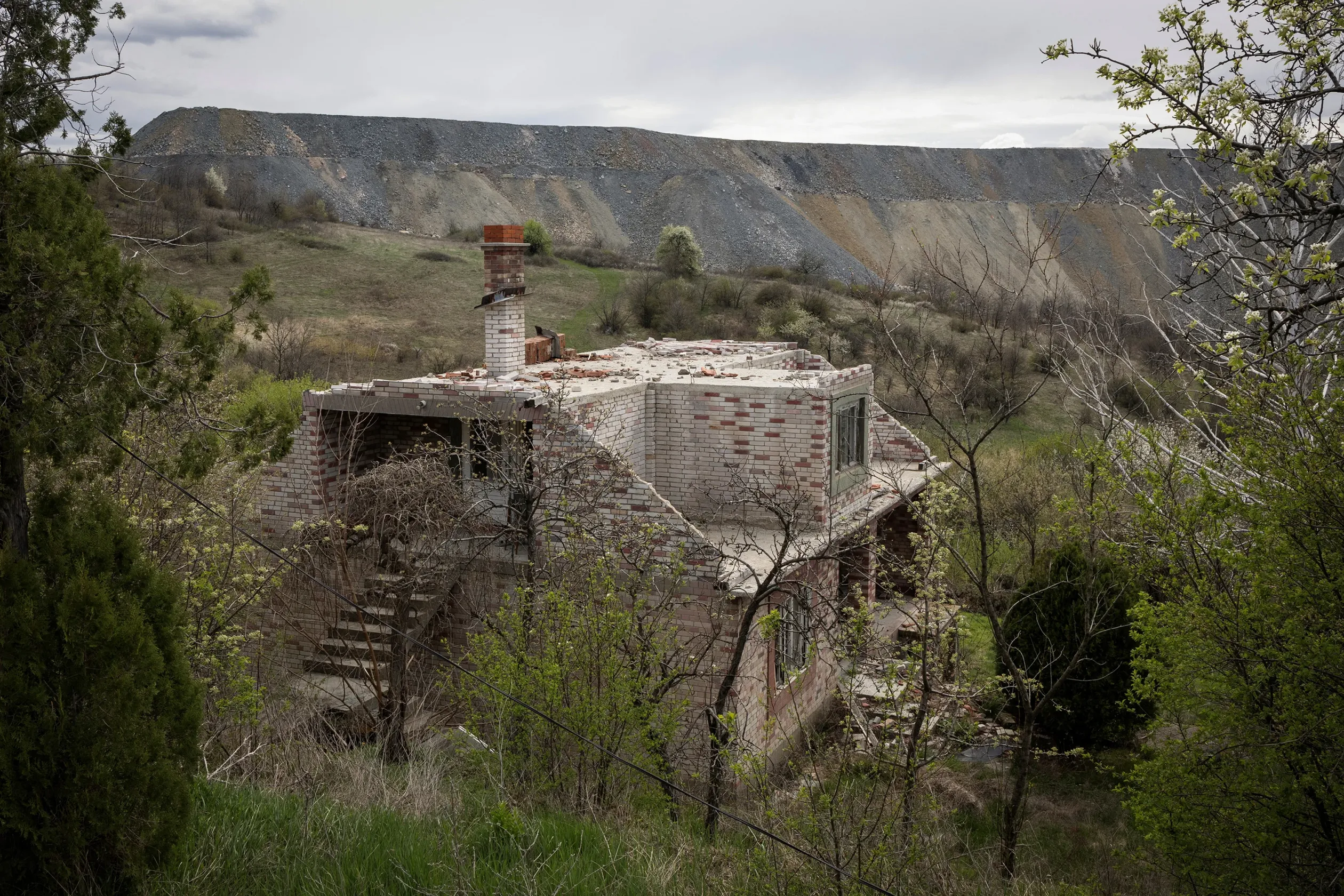 Egy lerombolt ház a rézbánya egyik meddőhányójának közvetlen közelében – Fotó: Marko Djurica / Reuters