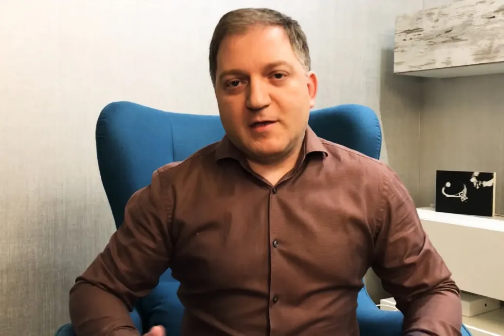 HVG: Köze lehet az orosz befolyásolási hálózathoz a Belaruszból érkező műsorvezetőnek, akit Ferihegyről fordítottak vissza