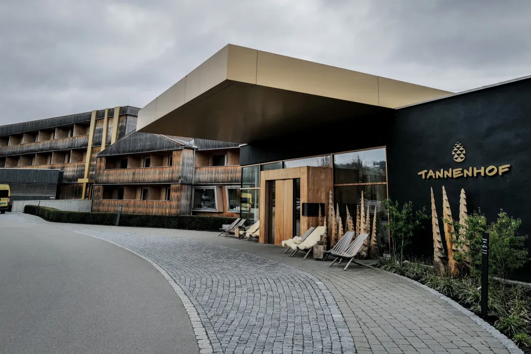 Mesébe illő helyen fog készülni a magyar válogatott a foci-Eb-re, megnéztük a csapat szállását és edzőpályáját