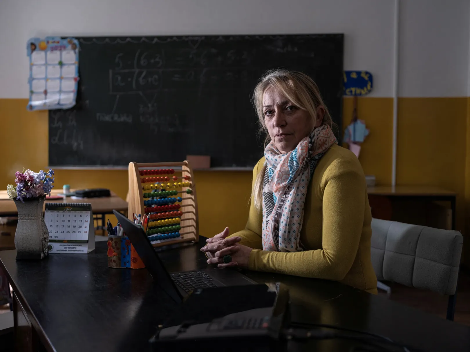 Slavica Lazarević a krivelji iskola egyik tanára – Fotó: Marko Djurica / Reuters