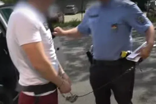 Maszkban, fegyverrel és kalapáccsal rontottak egy örkényi házba, majdnem 15 millióval és ékszerekkel távoztak