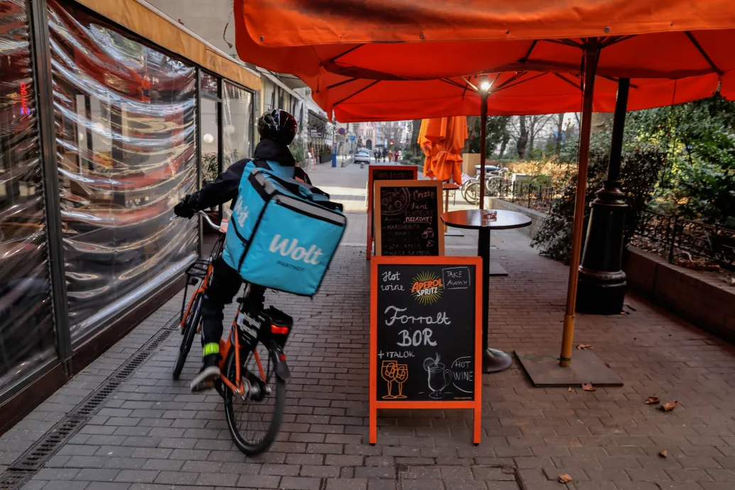 A Wolt szerint ők nem alkalmaznak vendégmunkásokat, a futárokkal partnerként szerződnek