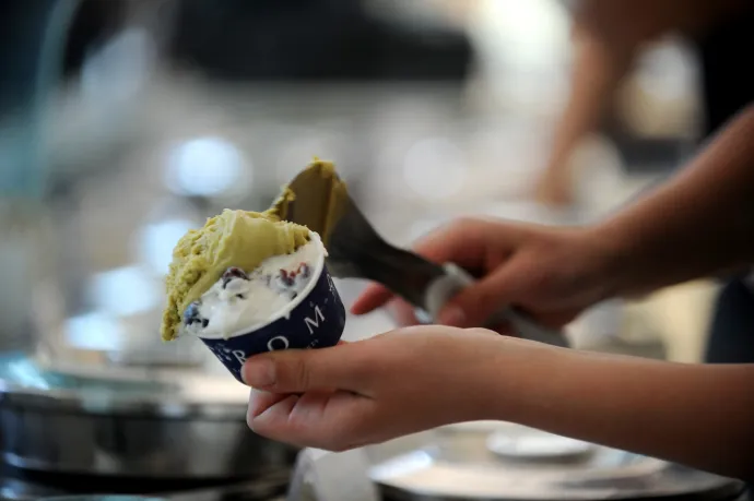 Nem tudnak aludni a milánóiak, ezért a város betiltaná az éjszakai fagyizást és pizzázást az utcákon