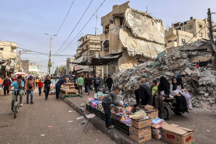 Összedőlt épület romjai előtt felállított árusítóhely Rafahban, a Gázai övezet déli részén 2024. április 23-án – Fotó: Mohammed Abed / AFP