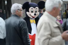 Mickey Mouse-nak öltözve lopott egy román férfi Olaszországban